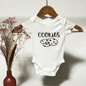Baby bodysuit with saying &quot;Cookies&quot; | Birth gift | Personalized baby clothes | Gender reveal | Baby gift | Baby style | Baby bodysuit