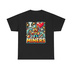 Puede incluir: Camiseta negra con un diseño pixelado de un minero sosteniendo un pico y un corazón que dice "Me encantan los mineros".