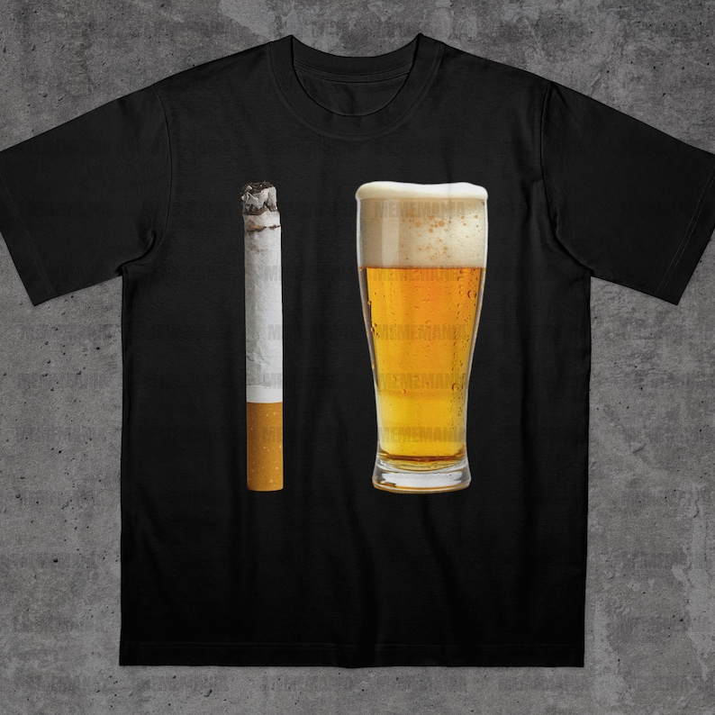 Może przedstawiać: Czarny t-shirt z grafiką zapalonego papierosa i szklanki piwa. Piwo ma pianę i jasny bursztynowy kolor. Papieros jest biały z brązowym filtrem.