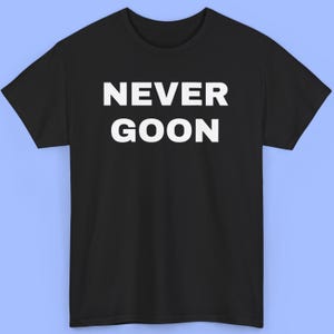 Könnte beinhalten: Schwarzes T-Shirt mit weißem Text, der "NEVER GOON" lautet.