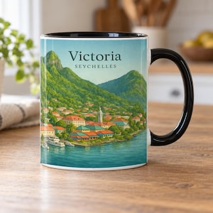 Caneca Victoria Seychelles – Porto da Ilha de Mahé, Torre do Relógio da Cidade e Colinas Morne Seychellois em Aquarela