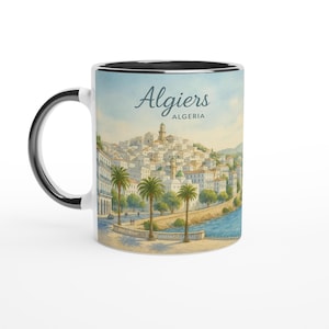 Könnte beinhalten: Weißer Keramikbecher mit schwarzem Innenraum und Griff. Der Becher zeigt eine Aquarellillustration von Algier, Algerien, mit dem Namen der Stadt über dem Bild. Palmen und ein Gewässer sind ebenfalls zu sehen.