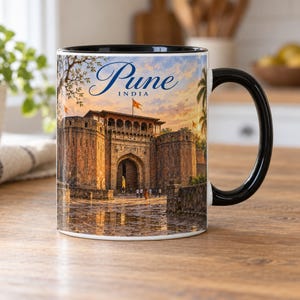 インド、プネーの水彩画マグカップ – シャニワール・ワダ門と城壁 | インドギフト