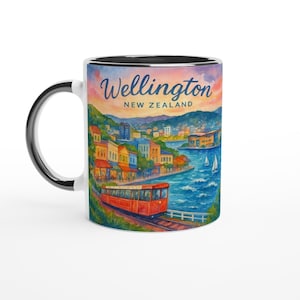 以下が含まれることがあります： 黒い内側とハンドルが付いた白いセラミックマグ。マグには、赤いケーブルカー、建物、水のあるニュージーランドのウェリントンのカラフルなイラストが描かれています。「Wellington NEW ZEALAND」の文字がマグに表示されています。