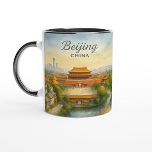 Peut inclure: Mug en céramique blanche avec intérieur et anse noirs. La tasse présente une illustration à l'aquarelle de Pékin, en Chine, avec le nom de la ville en écriture élégante. Le design comprend une architecture traditionnelle et un paysage.