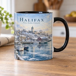 Taza de invierno con acuarela de Halifax, Nueva Escocia, Canadá: antigua torre del reloj, barcos en el puerto y paseo marítimo nevado.