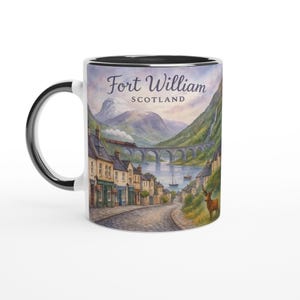Può includere: Tazza in ceramica bianca con manico e bordo neri, con un'illustrazione ad acquerello di Fort William, Scozia. Il design include un viadotto, un treno, una città, montagne e il testo "Fort William SCOTLAND."