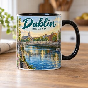 Taza de viaje con diseño artístico de Dublín, Irlanda: Puente Ha'penny, río Liffey y tejados de la ciudad.