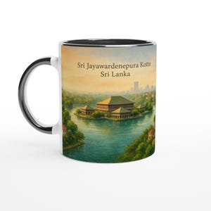Op de afbeelding: Witte keramische mok met een zwart interieur en handvat. De mok heeft een aquarel illustratie van Sri Jayawardenepura Kotte, Sri Lanka, met tekst boven de afbeelding. Het ontwerp omvat een gebouw op een meer omringd door bomen.