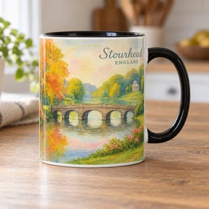 ストゥアヘッド（イングランド）マグカップ – パラディオ橋、湖面の反射、英国式庭園の水彩画