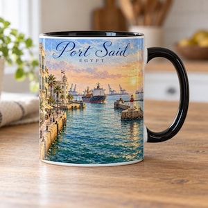 Port Said, Egypte - Mok met de ingang van het Suezkanaal, havengevels en een vrachtschip.