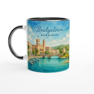 Peut inclure: Mug en céramique blanche avec intérieur et anse noirs, orné d'une illustration à l'aquarelle de Bridgetown, Barbade. L'image comprend un pont, des bâtiments et le texte "Bridgetown Barbados" en écriture cursive.