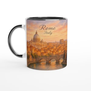Op de afbeelding: Witte keramische mok met een zwarte binnenkant en handvat. De mok heeft een aquarel schilderij van Rome, Italië, met de tekst "Rome Italy" in elegant schrift. Het kunstwerk toont gebouwen, een brug en een koepelstructuur onder een zonsonderganghemel.