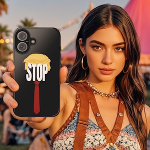 Puede incluir: Funda de teléfono negra con una imagen de dibujos animados de un peinado rubio, una corbata roja y la palabra "STOP" en blanco. La funda del teléfono tiene una cámara y un flash.