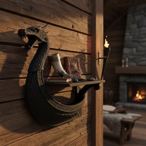 Könnte beinhalten: Schwarzes Wandregal in Form eines Wikingerschiffs mit Drachenkopf. Das Regal beherbergt ein Horn, Bücher und Steine. Es ist an einer Holzwand befestigt und erzeugt eine rustikale, historische Ästhetik.