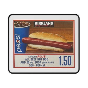 Puede incluir: Un anuncio de estilo vintage para una comida de hot dog de carne de res Kirkland Signature. El anuncio presenta un hot dog en un pan, un vaso de Pepsi y el texto "1/4 POUND PLUS ALL BEEF HOT DOG AND 20 oz. SODA (With Refill) 580-850 cal. 1.50".