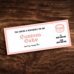 Op de afbeelding: Roze en witte coupon voor een aangepaste taart. De coupon zegt "Deze coupon is inwisselbaar voor één aangepaste taart voeg een bericht toe". De coupon heeft ook een afbeelding van een taart en zegt "Aan INSERT NAME HERE Van INSERT NAME HERE".