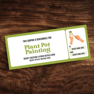 Könnte beinhalten: Ein rechteckiger Gutschein mit grünem Rand und weißem Hintergrund, mit dem Text "Plant Pot Painting". Der Gutschein enthält Bereiche zum Einfügen eines Namens und einer speziellen Nachricht sowie eine Illustration von Händen, die einen Topf bemalen. Der Gutschein liegt auf einer Holzoberfläche.