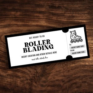 Op de afbeelding: Een zwart-wit printbaar rollerblade-ticket met de tekst "Get Ready To Go Roller Blading" en "Insert Location and Other Details Here". Het ticket heeft ook ruimte voor "To:" en "From:" met regels om namen in te vullen. Een zwart-witte illustratie van rollers staat in de rechterbovenhoek.