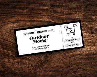 Può includere: Un coupon in bianco e nero per un film all'aperto, con campi di testo per dettagli e nomi. Il coupon presenta un'immagine stilizzata di uno schermo con nuvole. Il coupon è su una superficie di legno.