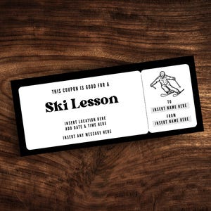Puede incluir: Un cupón de lección de esquí en blanco y negro con el texto "THIS COUPON IS GOOD FOR A Ski Lesson". El cupón incluye áreas para insertar la ubicación, la fecha, la hora y un mensaje. Un gráfico de esquiador está a la derecha, con áreas para insertar nombres.