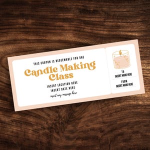 Puede incluir: Un cupón de color melocotón para una clase de fabricación de velas, con texto en una fuente retro. El cupón incluye campos para insertar la ubicación, la fecha y un mensaje. Una pequeña ilustración de una vela está a la derecha.