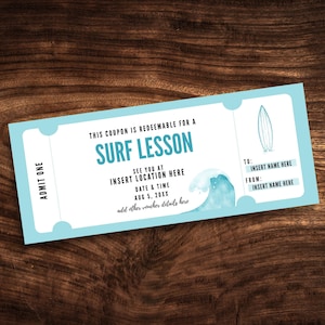 Puede incluir: Un ticket azul y blanco con el texto "Este cupón es canjeable por una clase de surf" y "Nos vemos en INSERT LOCATION HERE. Fecha y hora AUG 5, 20XX. Agrega otros detalles del cupón." El ticket también tiene un dibujo de una tabla de surf y una ola.