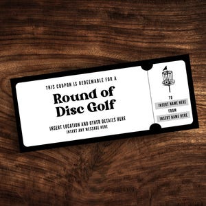 Puede incluir: Un cupón en blanco y negro para una ronda de disc golf. El cupón tiene el texto "Este cupón es canjeable por una ronda de disc golf" e "Inserte la ubicación y otros detalles aquí. Inserte cualquier mensaje aquí." El cupón también tiene un espacio para el nombre del destinatario y el nombre del donante.