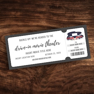 Peut inclure: Un billet de cinéma en plein air gris et blanc avec une voiture rouge et un écran en arrière-plan. Le billet indique "BUCKLE UP! WE'RE HEADED TO THE drive-in movie theater" et "INSERT MOVIE TITLE HERE". Il indique également "OCTOBER 23, 202X".