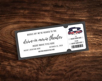 Può includere: Un biglietto di cinema drive-in grigio e bianco con un'auto rossa e uno schermo sullo sfondo. Il biglietto dice "BUCKLE UP! WE'RE HEADED TO THE drive-in movie theater" e "INSERT MOVIE TITLE HERE". Dice anche "OCTOBER 23, 202X".