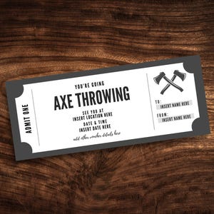 Op de afbeelding: Een zwart-wit ticket met de tekst "You're going Axe Throwing" en de woorden "Admit One" aan de linkerkant. Het ticket heeft een ruimte voor de naam van de ontvanger en de naam van de gever. Het ticket heeft ook een afbeelding van twee gekruiste bijlen.