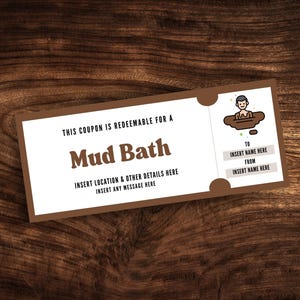 以下が含まれることがあります： 泥風呂のクーポン券。茶色と白のデザインで、「Mud Bath」と「This coupon is redeemable for a」の文字。詳細を挿入するスペースと、泥の中にいる人のグラフィックが含まれています。クーポンは木製の表面にあります。