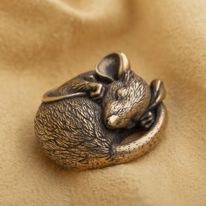 Estatueta de rato dormindo em bronze · Escultura de animal em miniatura · Decoração de mesa ou pingente feito à mão