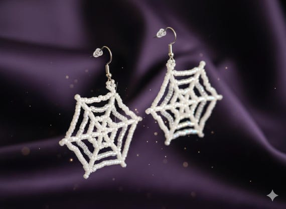 Vita Spindelnäts Örhängen - Handgjorda Halloween Smycken