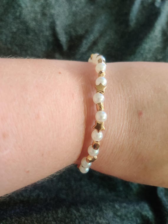 Pearl Bracelet: White Pearls, Gold Details, 19cm