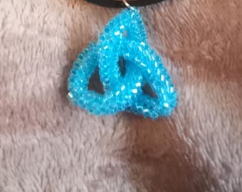 Handgjord Triquetra-Halsband und Filz – Glittrande und Färger