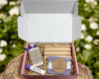 Caja de regalo artesanal de lavanda para el cuidado personal: jabón, loción, bálsamo labial, bandeja de madera.