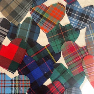 Tartan Wolle Herzen Mischfarben 10er Pack Groß mit rosafarbenen Schurkanten