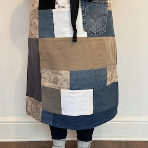 Långt midjeförkläde i lapptäckt, omarbetad denim/bomull, en storlek