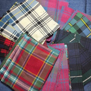 Peut inclure: Un assortiment d'échantillons de tissu dans différents motifs à carreaux, y compris le rouge, le bleu, le vert et le blanc.