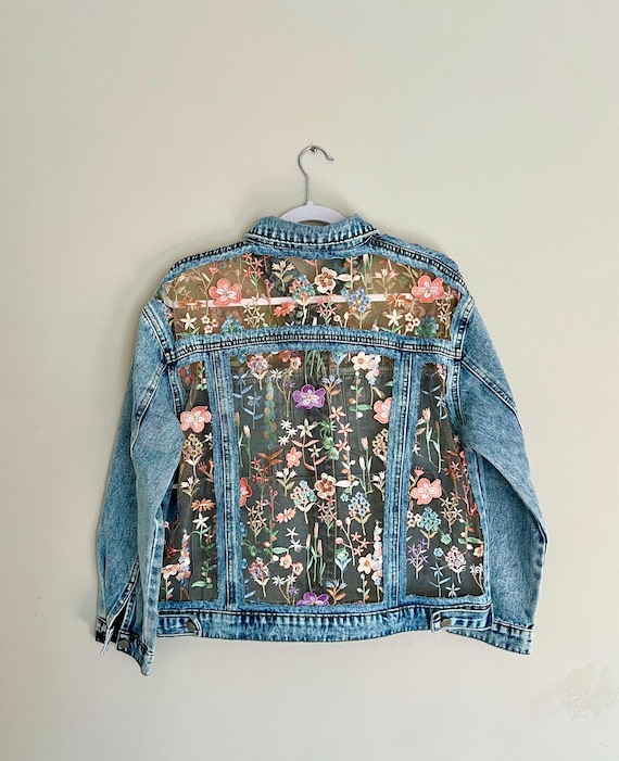 オーバーサイズブルーデニムジャケット：花柄刺繍、レースジーンズ