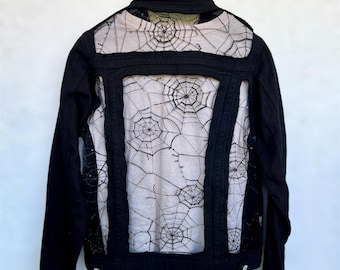 Schwarze Gothic Jeansjacke mit gesticktem Spinnennetz, benutzerdefinierte Fashion Modern Geschenk für Frauen oder Teenager