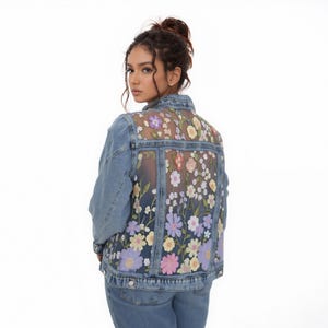 Chaqueta vaquera extragrande: lavado azul, malla floral bordada, estilo bohemio nupcial