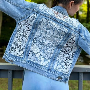 Benutzerdefinierte Boho Jeansjacke mit weißer Spitze gesticktem Rücken, Blumenbrautseanhochzeitsvertuschung, Hochzeitsjacke, Geschenk für sie, Muttergeschenk
