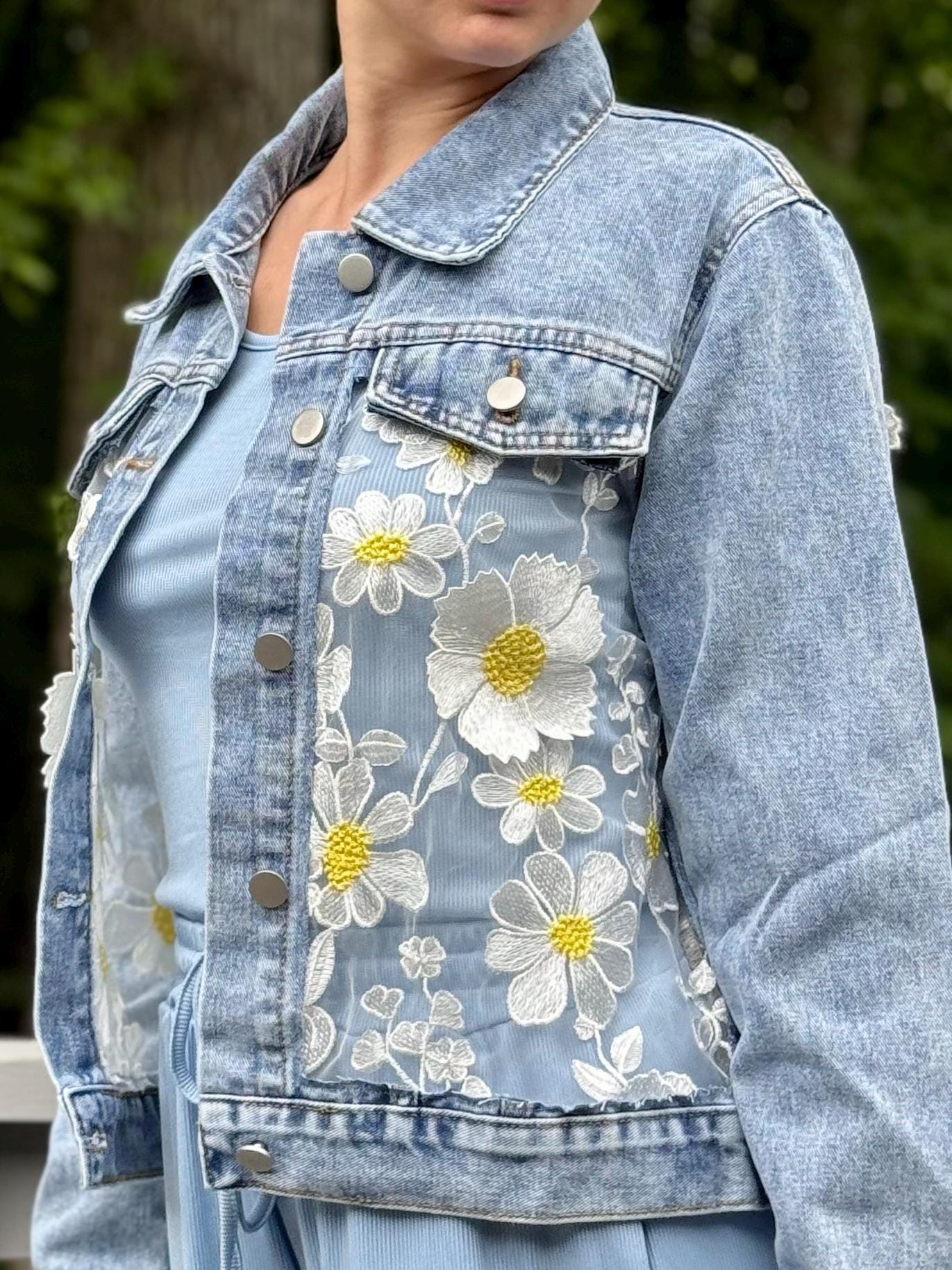 白い花の刺繍が施されたおしゃれなブルーのデニムジャケット 