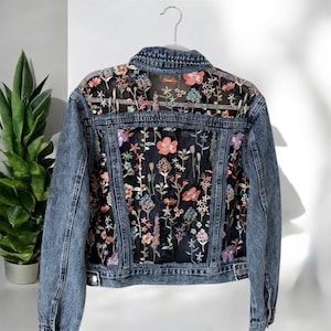 ボヘミアンブルーデニムジャケット、刺繍入りブラックメッシュ、オーバーサイズの花柄レースのレディースファッションジーンズ、彼女へのカスタムギフト、ママへのギフト