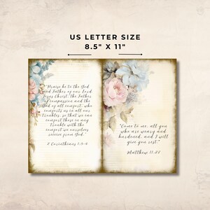 Op de afbeelding: Een US Letter formaat journaalpagina, 21,6 cm x 27,9 cm, met bloemaccenten in roze en blauw. De pagina's hebben gelijnd papier en schrifttekst uit 2 Korinti&euml;rs 1:3-4 en Matte&uuml;s 11:28.