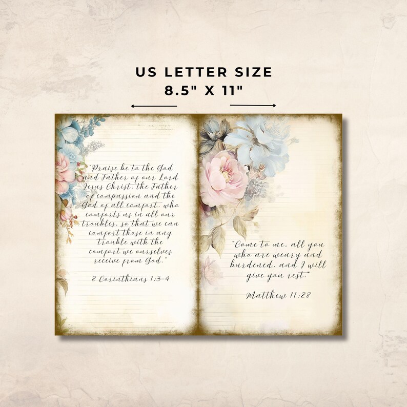 Op de afbeelding: Een US Letter formaat journaalpagina, 21,6 cm x 27,9 cm, met bloemaccenten in roze en blauw. De pagina's hebben gelijnd papier en schrifttekst uit 2 Korinti&euml;rs 1:3-4 en Matte&uuml;s 11:28.