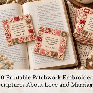 Puede incluir: Tarjetas cuadradas con bordes estilo patchwork con patrones florales y de cuadros en rojo, verde y rosa. Cada tarjeta muestra un versículo bíblico sobre el matrimonio, incluyendo Génesis 2:24, Proverbios 18:22 y Eclesiastés 4:9-10, con pequeños botones y lazos decorativos.