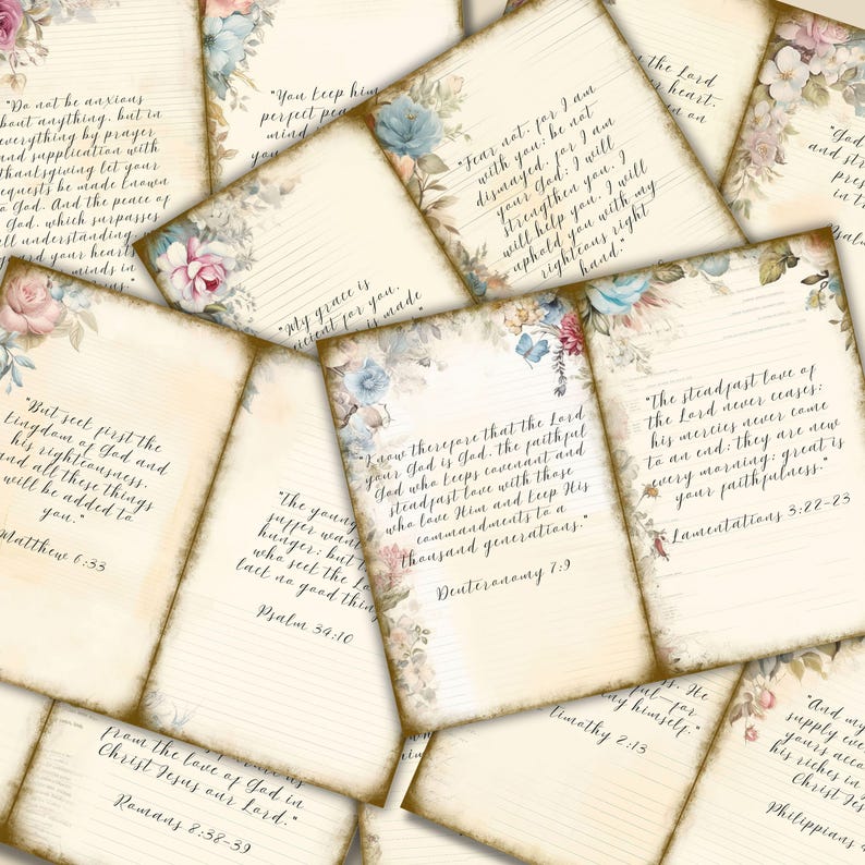 Op de afbeelding: Een verzameling vintage papieren kaarten met bloemaccenten in roze, blauw en cr&egrave;me. Elke kaart bevat handgeschreven tekst met religieuze citaten. De kaarten hebben een verouderde uitstraling.